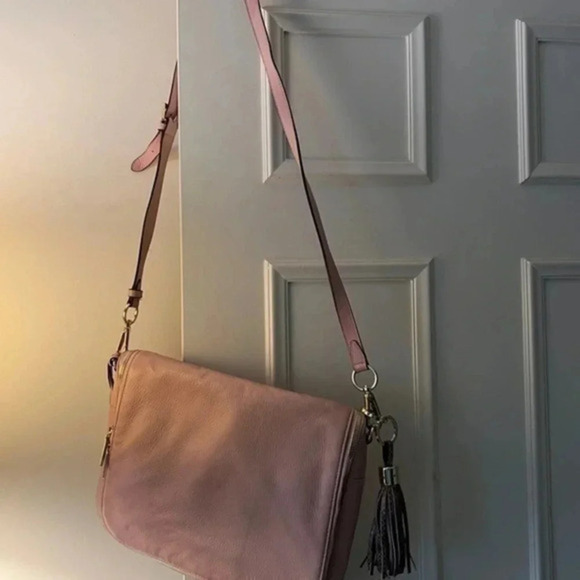 G.I.L.I. Handbags - G.I.L.I. Light Pink Crossbody Messenger Bag